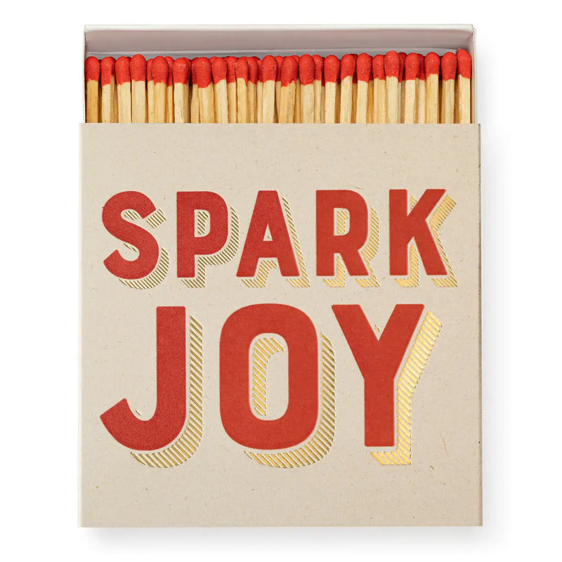 Streichhölzer in einer coolen Designbox mit der Aufschrift "Spark Joy"