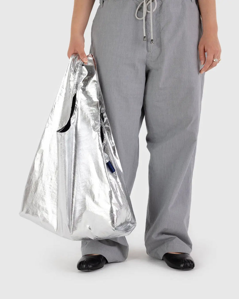 Eine Frau mit einer wiederverwendbaren Einkaufstasche - Metallic-Silber