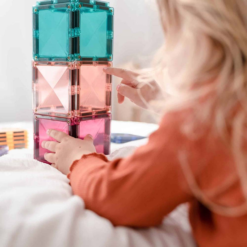 Connetix Magnetkascheln Pastel, ein Kind spielt damit