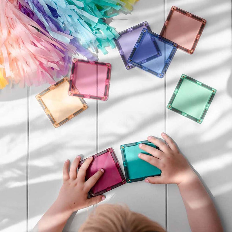 Connetix Magnetkascheln Pastel, ein Kind spielt damit