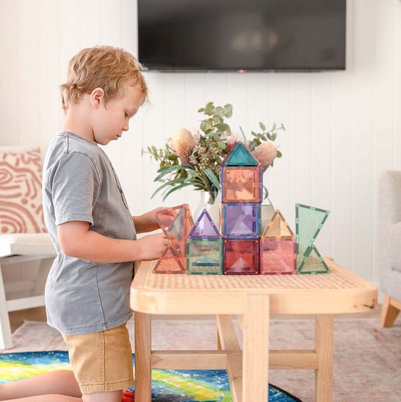 Connetix Magnetkascheln Pastel, ein Kind spielt damit