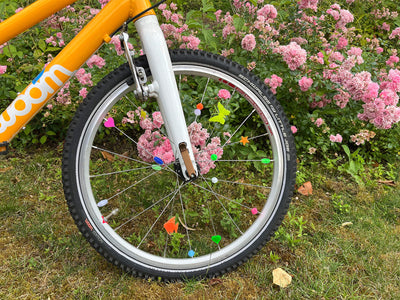 Fahrradrad Nahaufnahme mit bunten Fahrradspeichenclips
