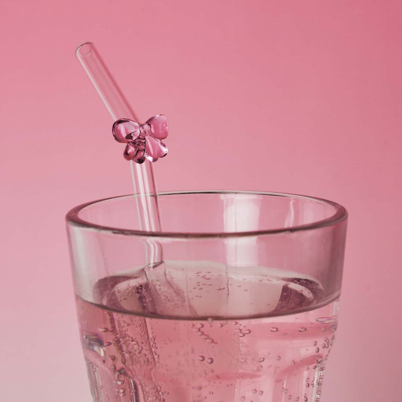Schleifenstrohhalm aus Glas in einem Glas
