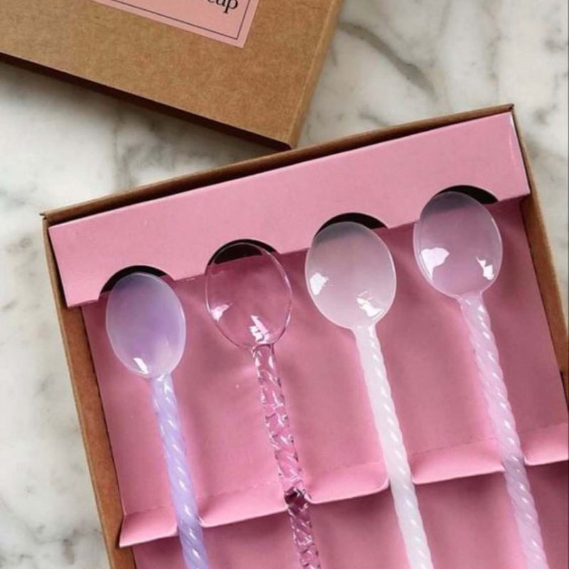 Vier Löffeln aus Glas in der pinken Verpackung