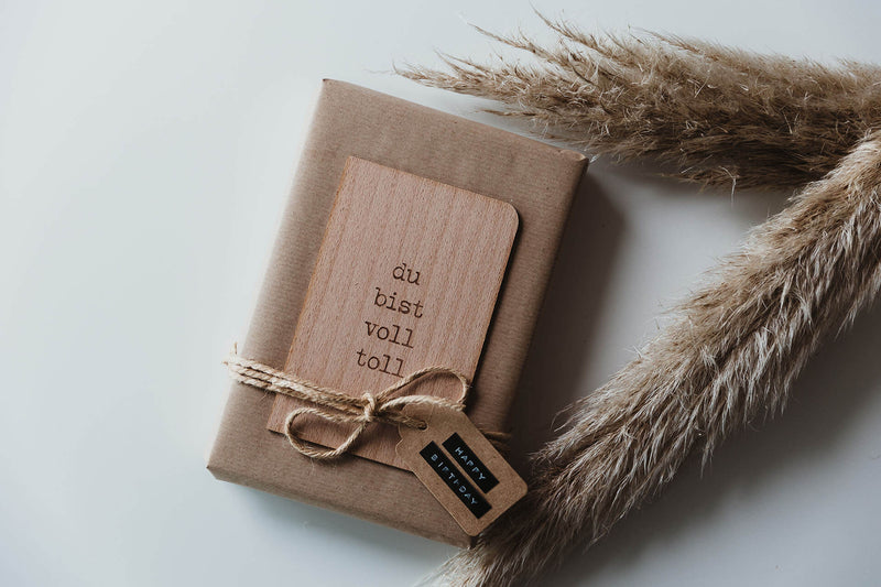 Holzpostkarte auf einem Geschenk