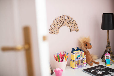 ABC Holzschild hängend über den Schreibtisch im Kinderzimmer