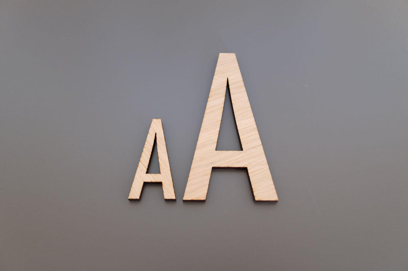 Zwei "A" Buchstaben aus Holz