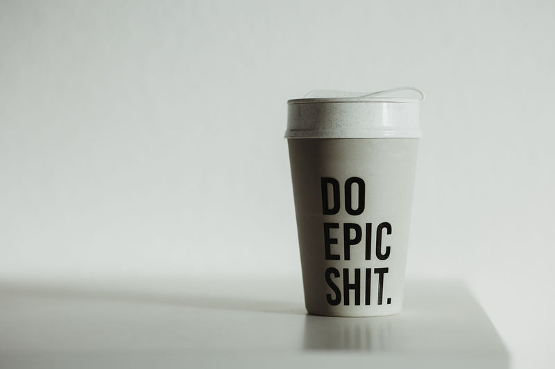 To Go Kaffeebecher auf einem grauen Tisch
