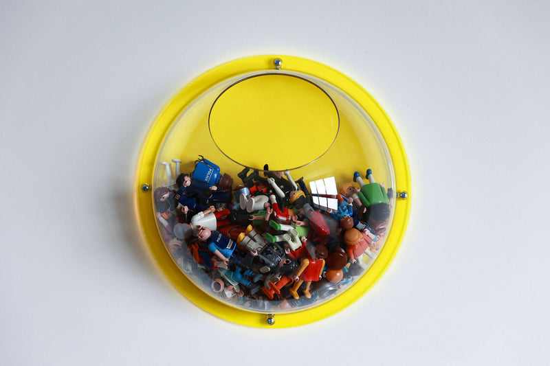 Halbkugel aus klarem Acryl mit transparentem, neongelbem Hintergrund, gefüllt mit Playmobil Spielzeug für Kinder