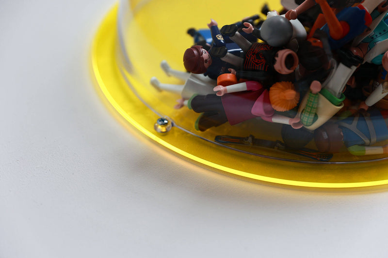 Halbkugel aus klarem Acryl mit transparentem, neongelbem Hintergrund, gefüllt mit Playmobil Spielzeug für Kinder - Nahaufnahme