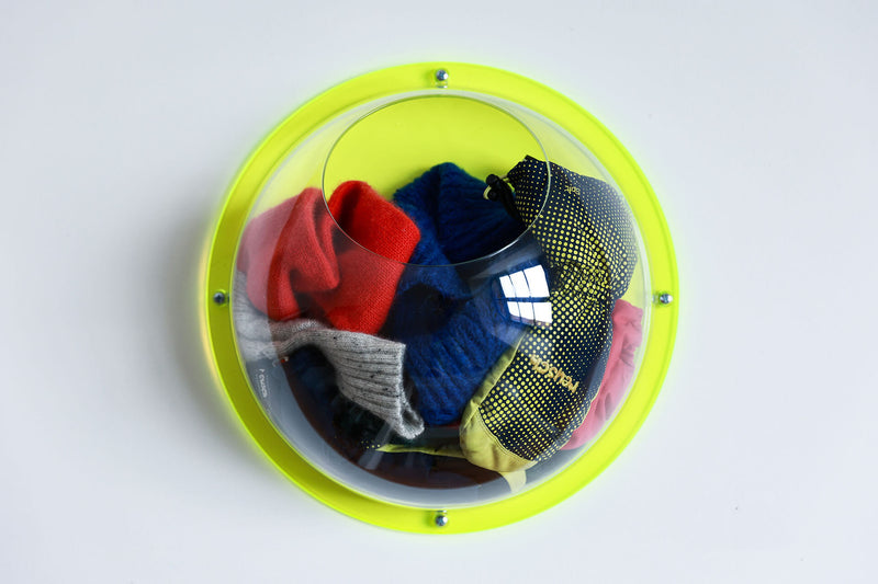 Halbkugel aus klarem Acryl mit einem transparenten neongrünen Hintergrund, gefüllt mit winterlichen Accessoires