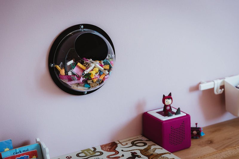 HEMI Wandkugel auf einer pinken Wand gefüllt mit Lego