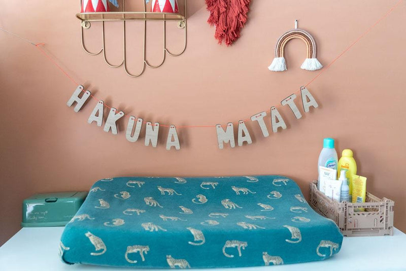 Hakuna Matata Girlande hängend an der Wand über den Wickeltisch