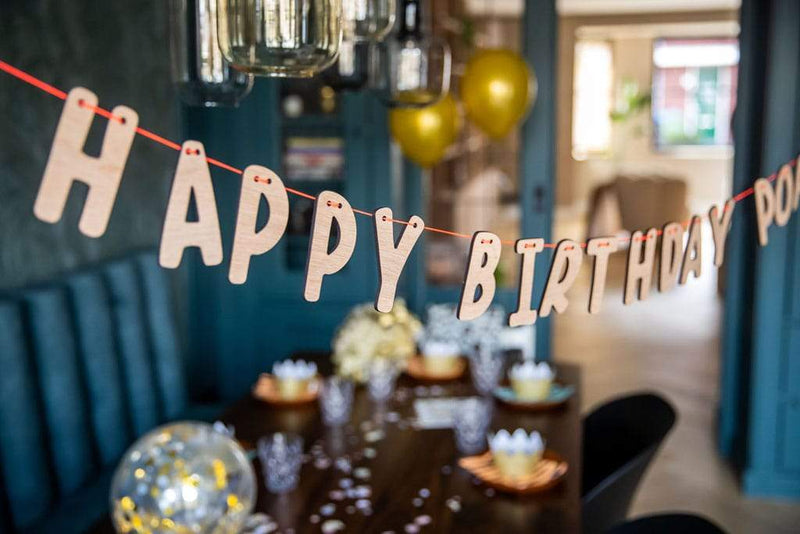 Happy Birthday Girlande + dein Name personalisierte GIrlande hängend in der Küche, Tisch für ein Geburtstag schön gedeckt. 