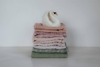 Einem Stapel von 6 Spücktücher aus BIO-Baumwolle mit einem Schwan oben drauf.