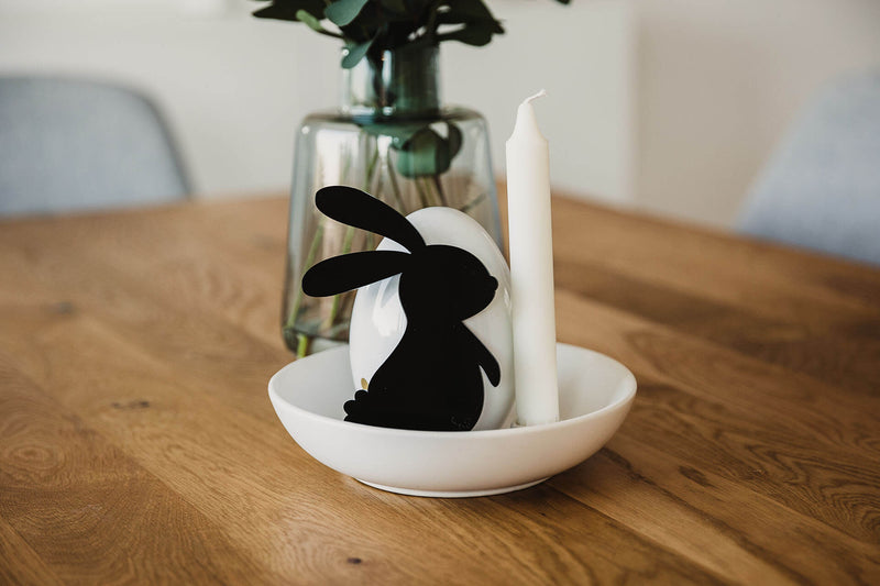 Osterhase aus Acryl auf einem Küchentisch mit Deko
