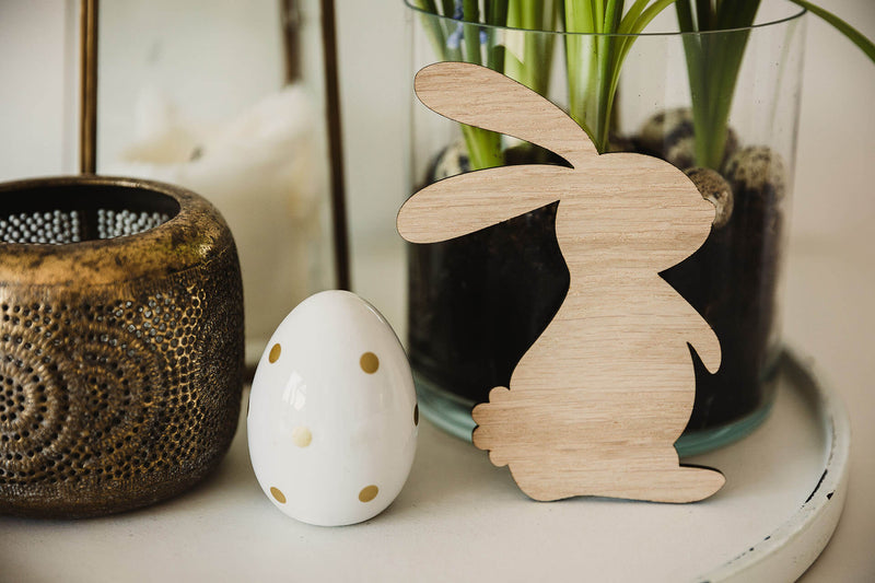 Osterhase aus Eiche lehnend mit Deko nebenan