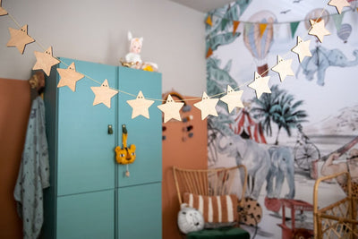 STARS Girlande hängt im schön dekorierten Babyzimmer