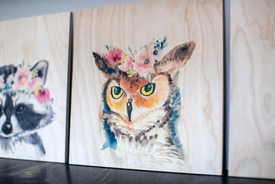 Waldwunder Eule Kunstdruck auf Holz lehnend auf einem Regal an der Wand