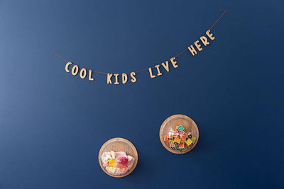 Cool Kids Live Here Design Holzgirlande an der blauen Wand mit zwei HEMI Wandaufbewahrung