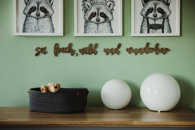 Kinderzimmer Wand mit einem Holzspruch, "Sei frech, wild und wunderbar"