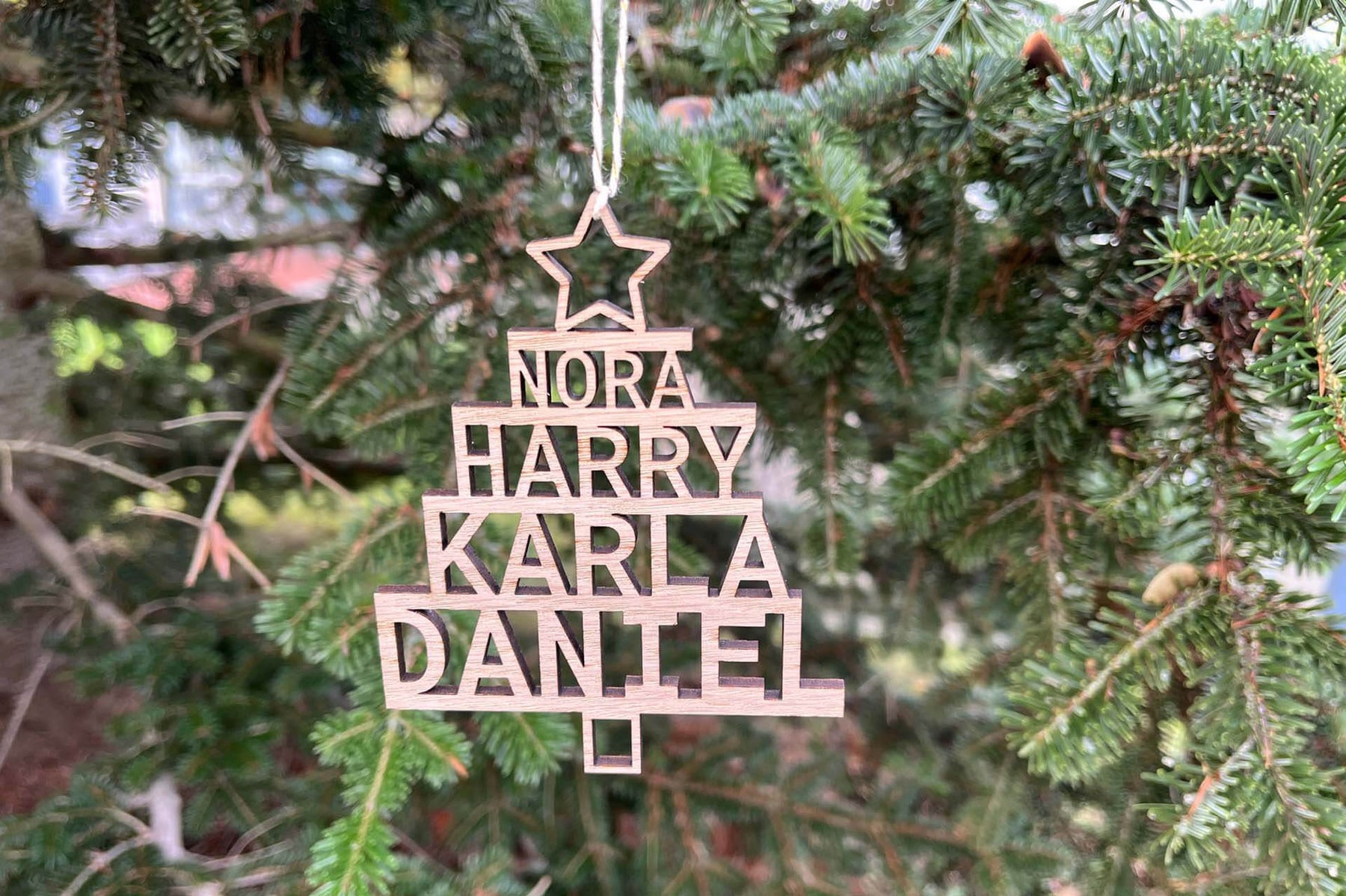 Personalisierter Weihnachtsbaumschmuck, der an einem Weihnachtsbaum hängt