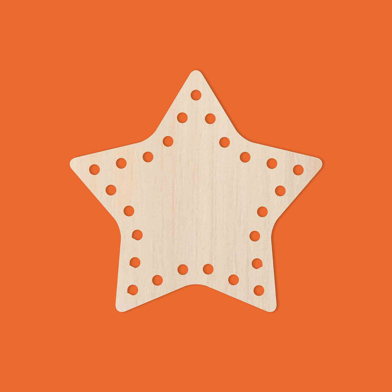 Sternform aus Holz mit orangem Hintergrund