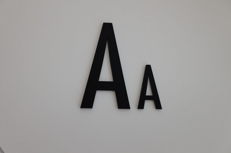 Zwei "A" Buchstaben aus schwarzem Acryl
