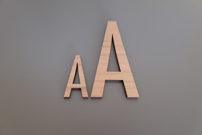 Zwei "A" Buchstaben aus Holz