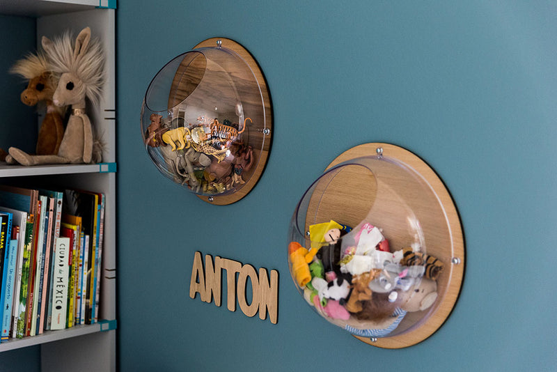 Zwei Wandkugeln im Kinderzimmer mit dem Holz Namensschild "Anton"