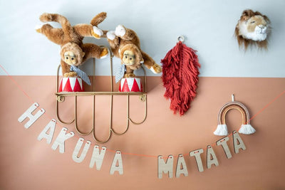 Hakuna Matata Girlande an der Wand mit Affen und Löwe Wanddeko