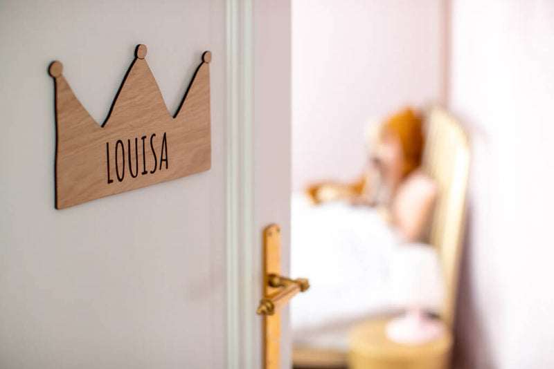 Holzkrone Louisa an der Tür