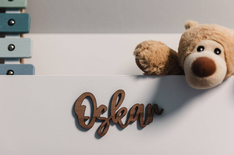 Namensschild aus Holz "Oskar" im Kinderzimmer