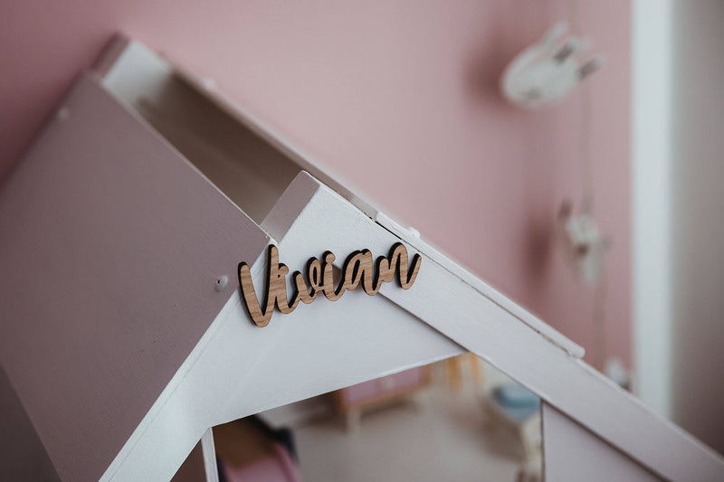 Namensschild aus Holz "Vivian" im Kinderzimmer