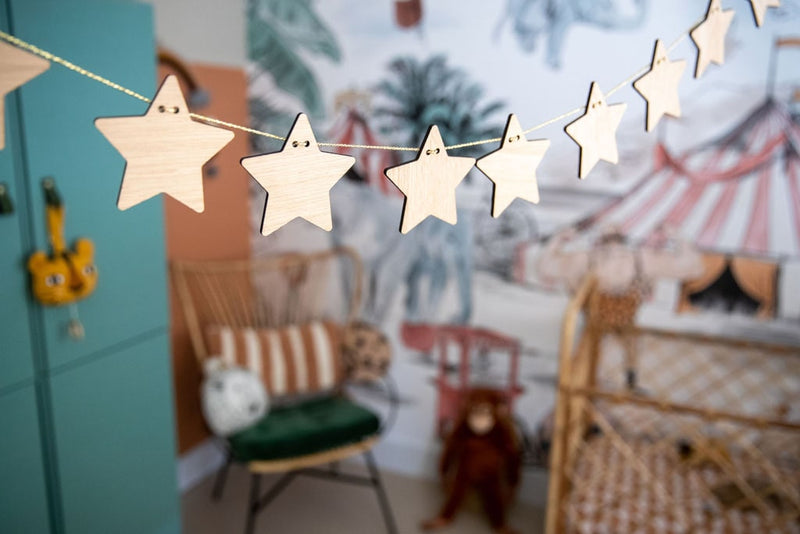 STARS Girlande - Nahaufnahme - hängt im schön dekorierten Babyzimmer