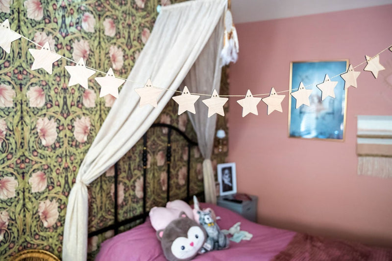 STARS Girlande hängt im schön dekorierten Mädchenzimmer