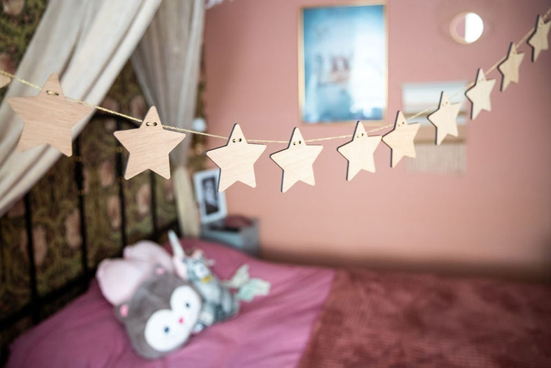 STARS Girlande Nahaufnahme hängt in einem schön dekorierten Mädchenzimmer