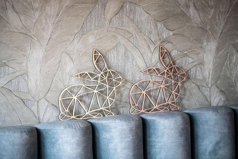 Hase mit Format zwei polygonal Tiere aus Holz lehnend an der Wand in der Küche.
