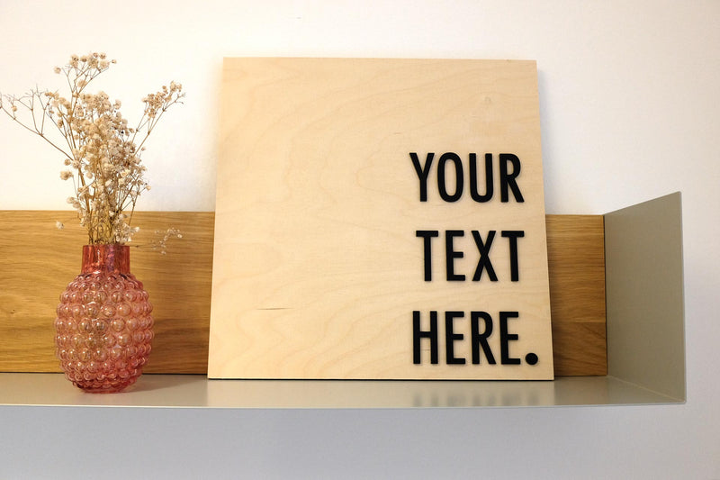Holzschild mit Text auf einem Regal